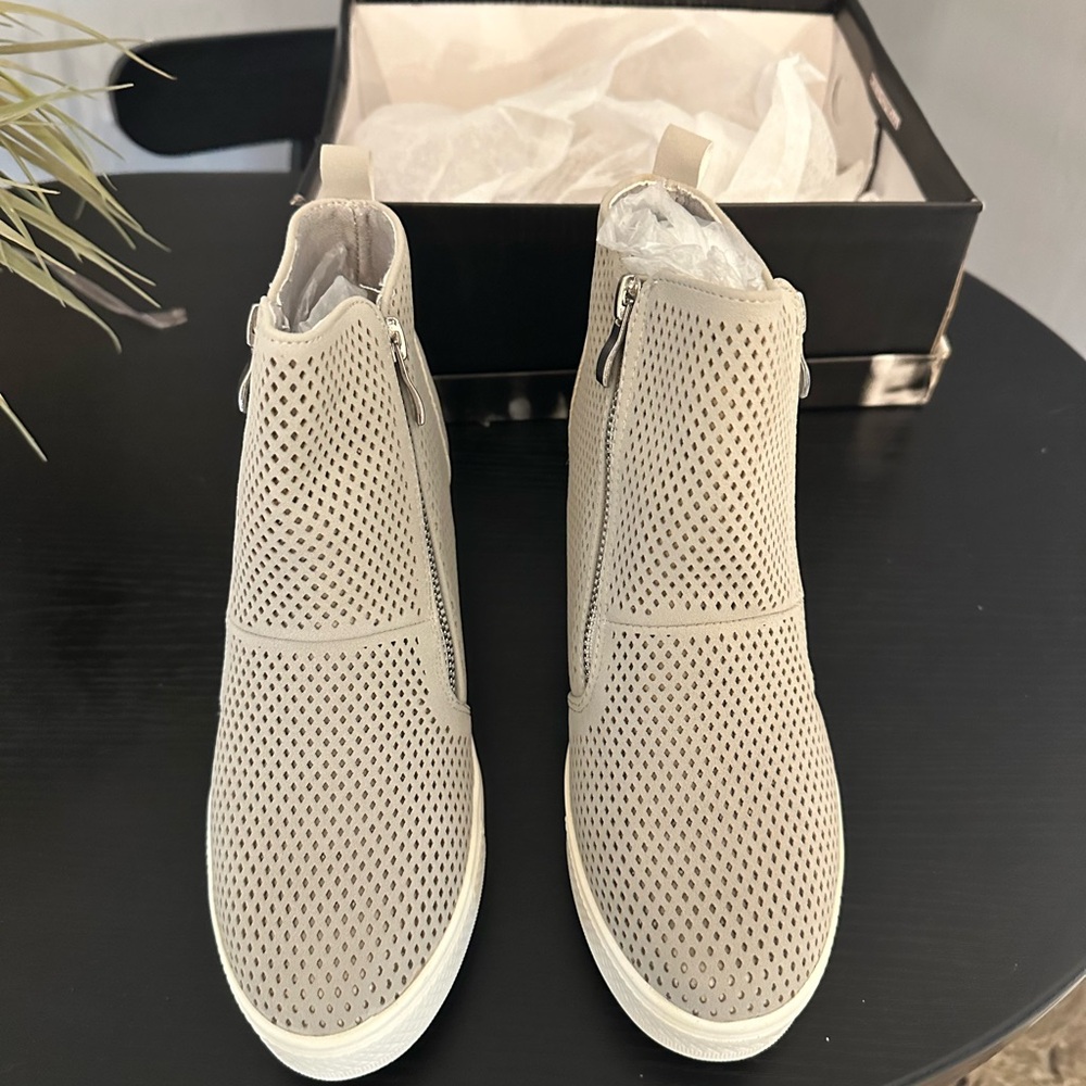 Booties in Light Gray - Picture 3 of 7